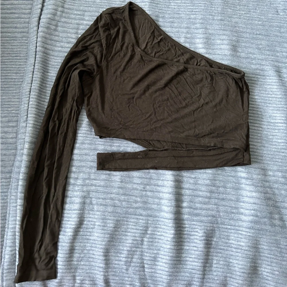 One Shoulder Long Sleeve Crop Top - Picture 1 of 3